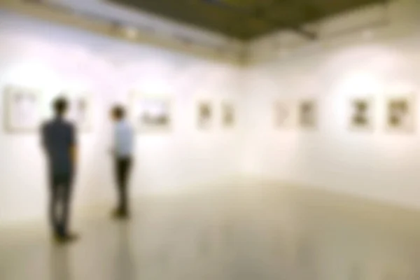 Художественная Выставка Галерея Расплывчатый Фон Люди Смотрят Картины Белой Стене — стоковое фото
