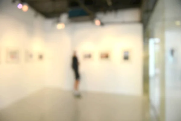 Konstutställning Galleri Suddig Bakgrund Och Människor Tittar Målningar Vit Vägg — Stockfoto