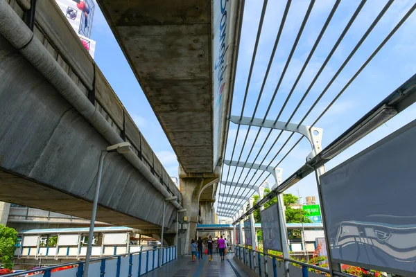 Bangkok Thailand May 2016 Path Many People Use Bts Bridge — Stock Photo, Image