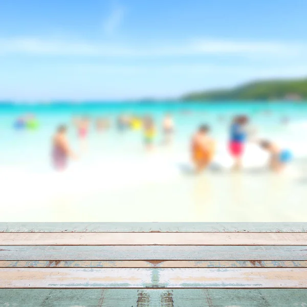 Piano Legno Con Persone Sfocate Spiaggia Concetto Sfondo Vacanze Estive — Foto Stock