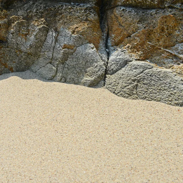 砂のビーチ岩の美しいパターンとテクスチャ — ストック写真