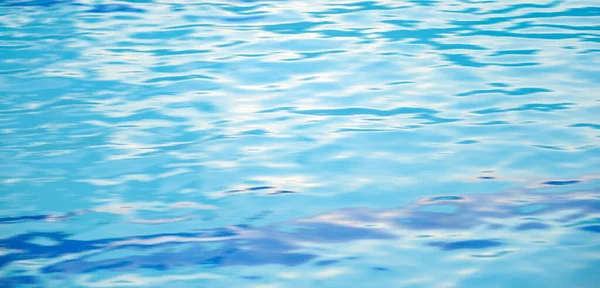 Blaues Wasser Und Rasen Schwimmbad — Stockfoto