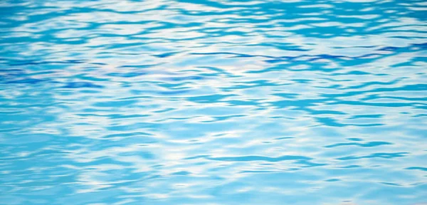 Mavi su ve yüzme havuzu. 