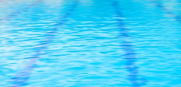 Blaues Wasser Und Rasen Schwimmbad — Stockfoto