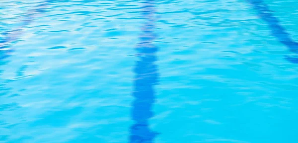 Γαλάζια Νερά Και Laens Στην Πισίνα — Φωτογραφία Αρχείου