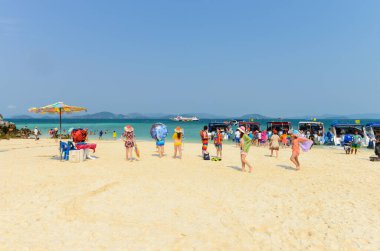 PhANG NGA, THAILAND - 24 Mart: insanlar Khai Nok adasında yaz aylarında plajda eğleniyorlar, dinleniyorlar. - 24 Mart 2015, Phang Nga, Tayland