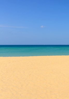 Doğa sahnesi tropikal plaj ve mavi gökyüzü Karon plajı Phuket, Tayland 