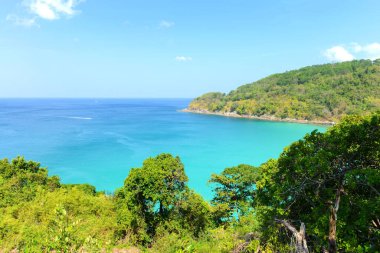 Phuket Adası, Tayland 'da doğa sahnesi tropikal plaj ve mavi gökyüzü
