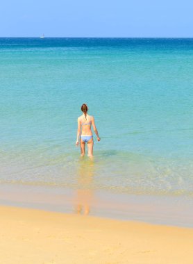 PHUKET, THAILAND - 25 Mart 2015: Boş zamanlarında, kız 25 Mart 2015 'te Phuket, Tayland' da Karon plajında vakit geçirir. 