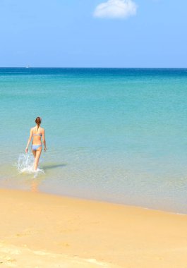 PHUKET, THAILAND - 25 Mart 2015: Boş zamanlarında, kız 25 Mart 2015 'te Phuket, Tayland' da Karon plajında vakit geçirir. 