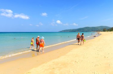 PHUKET, THAILAND - 25 Mart 2015: Boş vakitlerinde, turistler 25 Mart 2015 'te Phuket, Tayland' da Karon plajında vakit geçirirler. 