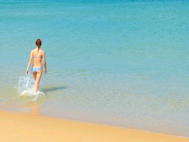 PHUKET, THAILAND - 25 Mart 2015: Boş zamanlarında, kız 25 Mart 2015 'te Phuket, Tayland' da Karon plajında vakit geçirir. 