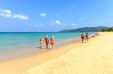 PHUKET, THAILAND - 25 Mart 2015: Boş vakitlerinde, turistler 25 Mart 2015 'te Phuket, Tayland' da Karon plajında vakit geçirirler. 