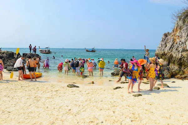 タイのパンガー 3月24日 夏にはカイ ノック島でビーチでリラックスしたり 泳いだりしています 2015年3月24日 パンガー — ストック写真