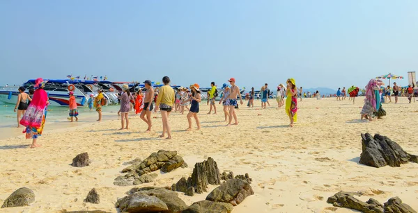 Phang Nga Thailand Március Emberek Pihentető Úszás Fényképezés Szórakozás Strandon — Stock Fotó