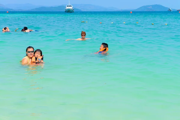 Phang Nga Tailandia Marzo Personas Relajadas Nadando Divirtiéndose Playa Verano —  Fotos de Stock