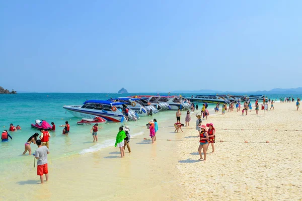 タイのパンガー島 3月24日 夏の間 ノック島のビーチでリラックスしたり 泳いだり 写真を撮ったりしています 2015年3月24日 パンガー — ストック写真