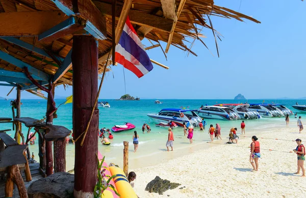 タイのパンガー島 3月24日 夏の間 ノック島のビーチでリラックスしたり 泳いだり 写真を撮ったりしています 2015年3月24日 パンガー — ストック写真