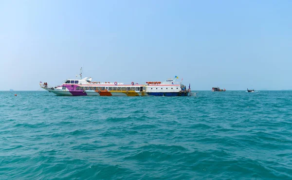 Phuket Thailand Március 2015 Csoportos Turisták Utazik Nagy Személyhajó Kék — Stock Fotó