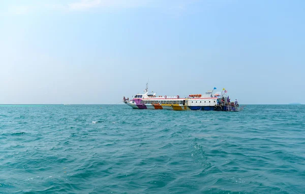 Phuket Thailand March 2015 Group Tourists Traveling Large Passenger Ship — Stock Photo, Image