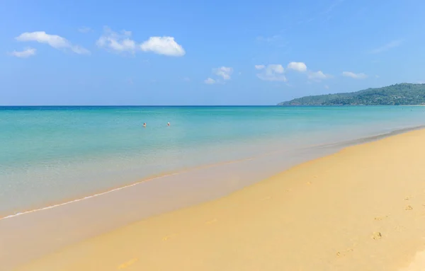 泰国普吉岛卡隆海滩的自然景观 热带海滩和蓝天 — 图库照片