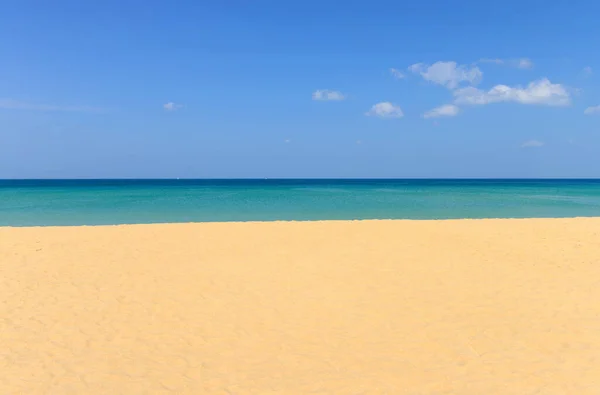 Natura Scena Tropikalna Plaża Błękitne Niebo Karon Plaży Phuket Tajlandia — Zdjęcie stockowe