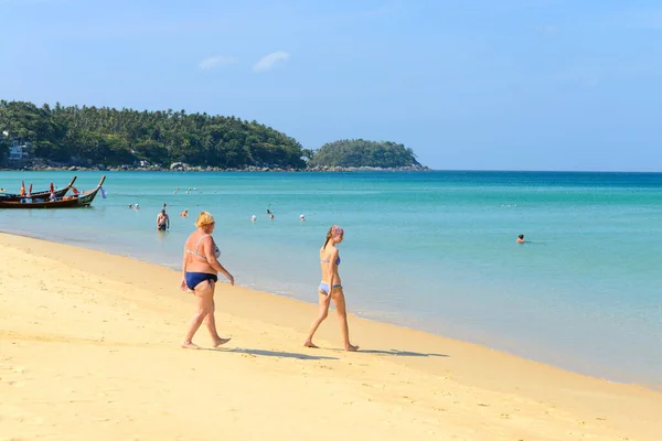 Phuket Thailand March 2015 Leisure Tourists Spend Time Karon Beach — Stock Photo, Image