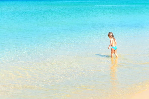 Phuket Thailand 2015年3月25日 在闲暇时 小女孩于2015年3月25日在泰国普吉的卡隆海滩度过了她们的时光 — 图库照片