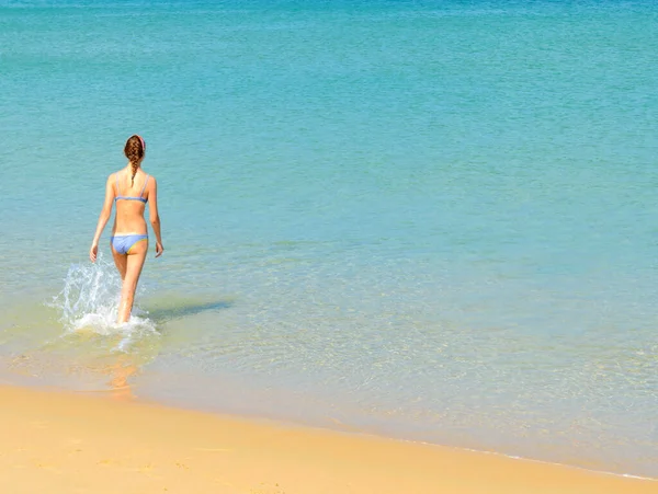 PHUKET, THAILAND - 25 Mart 2015: Boş zamanlarında, kız 25 Mart 2015 'te Phuket, Tayland' da Karon plajında vakit geçirir. 