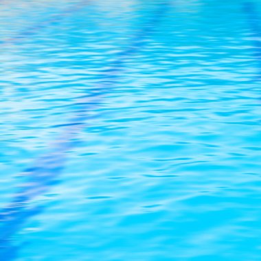 Mavi su ve yüzme havuzu. 