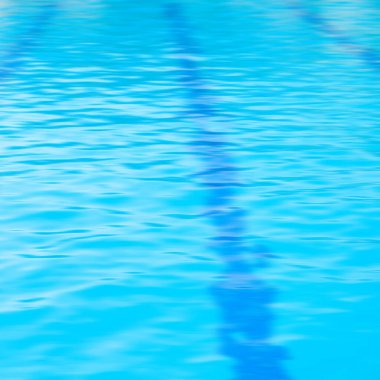 Mavi su ve yüzme havuzu. 