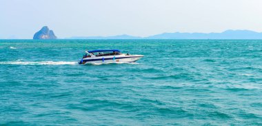 PHUKET, THAILAND - 24 Mart: sürat teknesi yazın Phuket adasında Andaman Denizi 'nin mavi sularında yol alıyor. - 24 Mart 2015, Phuket, Tayland