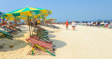 PhANG NGA, THAILAND - 24 Mart: insanlar Khai Nok adasında güneşli bir günde tropikal plajda rahatlatıcı, plaj sandalyeleri ve renkli şemsiyeler. - 24 Mart 2015, Phang Nga, Tayland