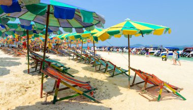 PhANG NGA, THAILAND - 24 Mart: insanlar Khai Nok adasında güneşli bir günde tropikal plajda rahatlatıcı, plaj sandalyeleri ve renkli şemsiyeler. - 24 Mart 2015, Phang Nga, Tayland