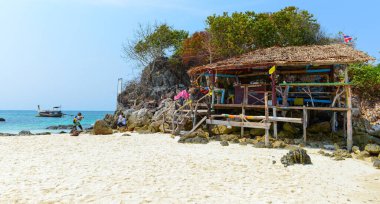 PHANG NGA, THAILAND - 24 Mart Khai Nok Adası 'ndaki tropikal adanın beyaz kumsalındaki Baboo barı. - 24 Mart 2015, Phang Nga, Tayland.