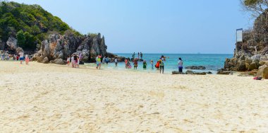 PhANG NGA, THAILAND - 24 Mart: insanlar rahatlıyor, yüzüyor, fotoğraf çekiyor, yazları Khai Nok adasında sahilde eğleniyorlar. - 24 Mart 2015, Phang Nga, Tayland