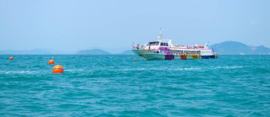 PHUKET, THAILAND - 24 Mart 2015: Grup turistleri yazın Phuket adasında Andaman Denizi 'nin mavi sularında büyük yolcu gemisiyle seyahat ediyorlar. - 24 Mart 2015, Phuket, Tayland.