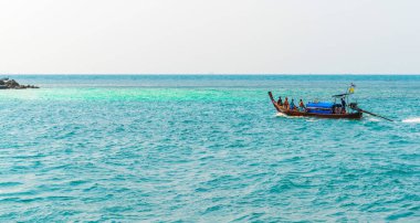 PHUKET, THAILAND - 24 Mart 2015: Phuket adasında Andaman Denizi 'nin mavi sularında uzun kuyruklu tekneyle seyahat eden grup turistler. - 24 Mart 2015, Phuket, Tayland.