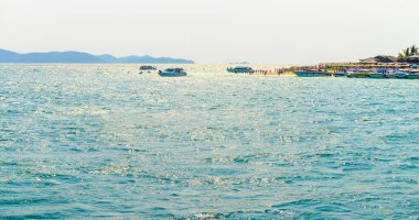 PHANG NGA, THAILAND - 24 Mart 2015: Khai Nok Adası Tayland 'ın en ünlü adalarından biridir. Kristal berrak su ve beyaz kum plajı birçok turisti cezbedebilir - 24 Mart 2015, Phang Nga, Tayland.