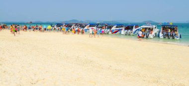 PHANG NGA, THAILAND - 24 Mart: Turistler Khai Nok adasındaki yaz tatilinde Andaman Denizi tropik plajında sürat teknesiyle seyahat edecekler. - 24 Mart 2015, Phang Nga, Tayland