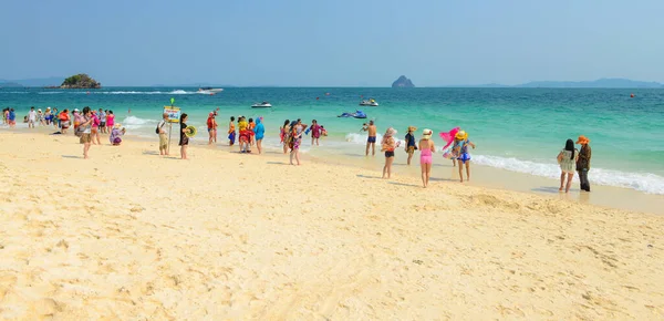 タイのパンガー島 3月24日 夏の間 ノック島のビーチでリラックスしたり 泳いだり 写真を撮ったりしています 2015年3月24日 パンガー — ストック写真