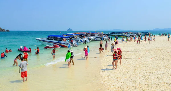 Phang Nga Tailandia Marzo Gente Relajada Nadando Fotografiando Divirtiéndose Playa — Foto de Stock