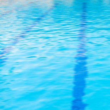 Mavi su ve yüzme havuzu. 
