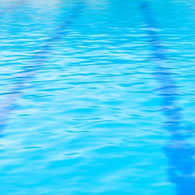 Mavi su ve yüzme havuzu. 