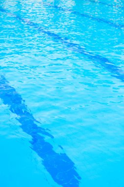 Mavi su ve yüzme havuzu. 
