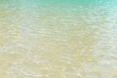 Yüzme havuzu mavi su dalga ve güneş ışığı yansıması efektiyle