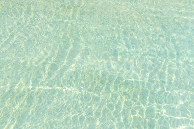 Yüzme havuzu mavi su dalga ve güneş ışığı yansıması efektiyle