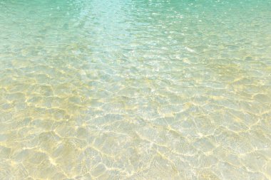 Yüzme havuzu mavi su dalga ve güneş ışığı yansıması efektiyle