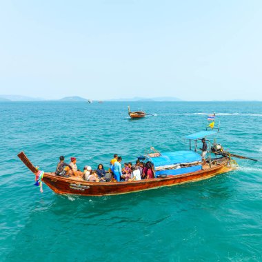PHUKET, THAILAND - 24 Mart 2015: Phuket adasında Andaman Denizi 'nin mavi sularında uzun kuyruklu tekneyle seyahat eden grup turistler. - 24 Mart 2015, Phuket, Tayland.