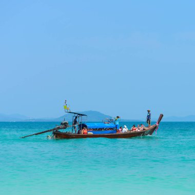 PHUKET, THAILAND - 24 Mart 2015: Phuket adasında Andaman Denizi 'nin mavi sularında uzun kuyruklu tekneyle seyahat eden grup turistler. - 24 Mart 2015, Phuket, Tayland.